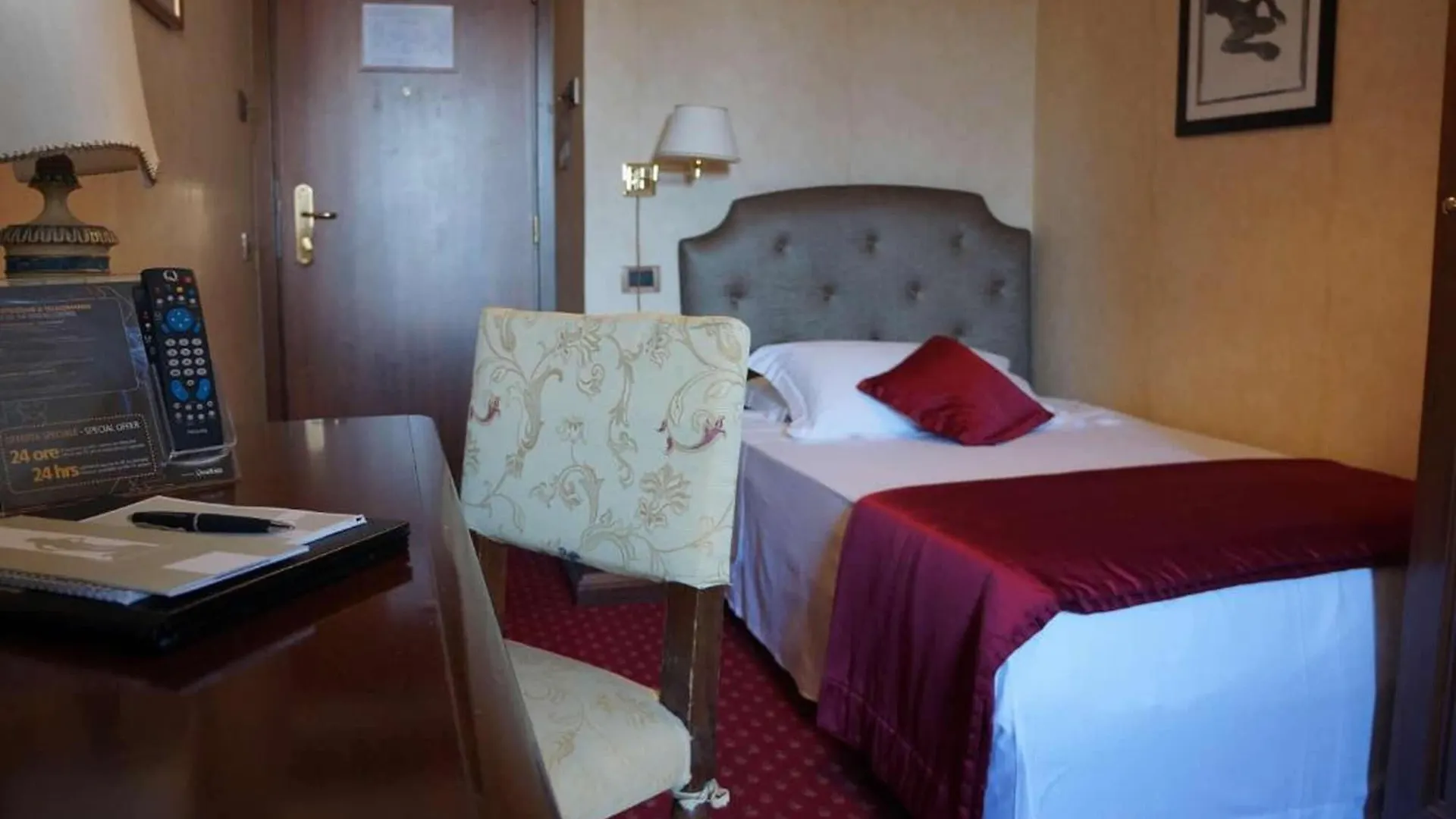 רומא Hotel Nazionale 4*,